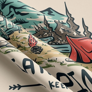 Détail de la tapisserie de camping montrant l'imprimé montagne et la texture du tissu
