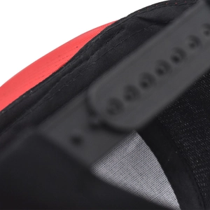 Detail des verstellbaren schwarzen Snapback-Verschlusses und der roten Schirmmütze