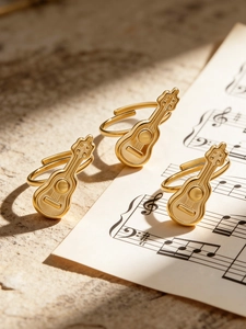 Makro-Detail des verstellbaren goldfarbenen Gitarrenrings auf einem Vintage-Notenblatt