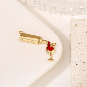 Pendentif bouteille et verre à vin doré avec zircon rouge pour création de colliers