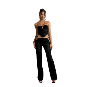 Ensemble deux pièces pour femme avec haut corset en velours noir et pantalon ajouré