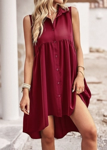 Détail de la robe chemise sans manches bordeaux avec boutons et ourlet asymétrique