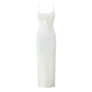 Robe maxi élégante en tricot blanc avec fines bretelles et un nœud décoratif devant