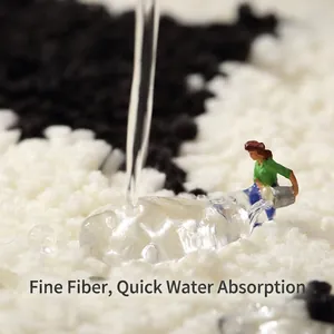 Tappeto assorbente in microfibra con trama bianca e nera che mostra l'assorbimento d'acqua