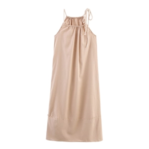 Détail de la robe de plage beige sans manches avec cordon de serrage au décolleté