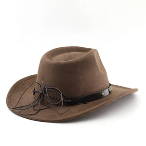 Dettaglio cappello da cowboy in scamosciato con cinturino in pelle e rivetti metallici