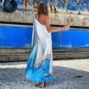 Damen-Maxikleid mit Einzelschulter-Schnitt und blau-weißen künstlerischen Segelboot-Prints