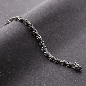 Close-up of a 316L stainless steel dragon head clasp with detailed scales on a keel chain