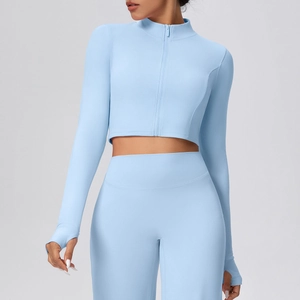 Detail eines hellblauen Yoga-Crop-Tops mit Daumenlöchern und Stehkragen mit Reißverschluss