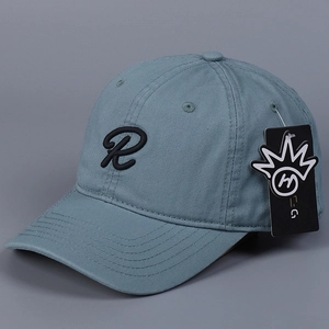 Detalle del bordado de la letra R en una gorra de béisbol de algodón azul con visera