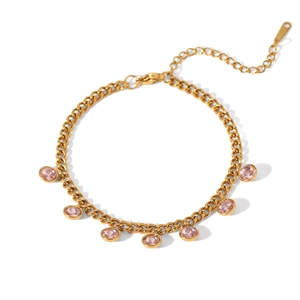 Détail d'un bracelet doré 18K orné de sept zircons ronds facettés de couleur rose pâle