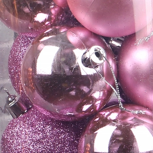 Coffret de boules de Noël rose et violet avec textures brillantes, mates et pailletées
