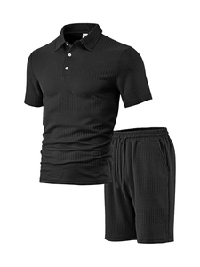 Dettaglio del set sportivo nero da uomo con polo in maglia waffle e pantaloncini