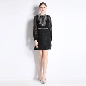 Robe chic noire en tweed avec manches en dentelle et col perlé pour un look élégant