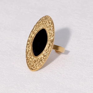 Bague vintage en acier inoxydable doré avec insert ovale noir et texture martelée