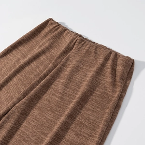 Makro-Detail brauner Strickhosen mit elastischem Bund und strukturierter Stoffwebung
