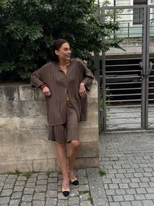 Ensemble tricoté marron foncé pour femme avec polo et short large en extérieur