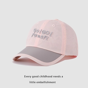 Dettaglio cappellino rosa bimbi con fori traspiranti e ricamo 3D sulla parte frontale