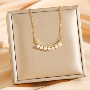 Élégant collier en acier titane doré orné de zircons colorés et de perles blanches