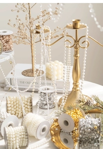 Détails de perles DIY et guirlandes d'étoiles dorées pour décoration de Noël chic