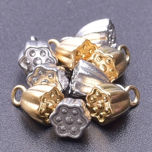 Vue macro de pendentifs lotus en acier 304 or et argent pour la création de bijoux DIY