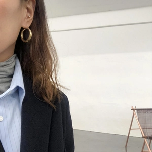 Classic minimalist gold-plated hoop earrings worn by a model for a chic daily style