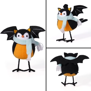 Détails d'oiseau d'Halloween en costume de chauve-souris avec écharpe tricotée