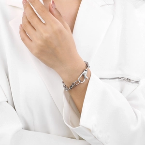 Nahaufnahme eines Edelstahl-Gliederarmbands mit doppelten Karabinerverschlüssen