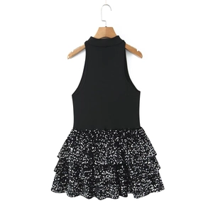 Robe noire chic avec licou sans manches à volants pailletés et encolure ronde minimaliste