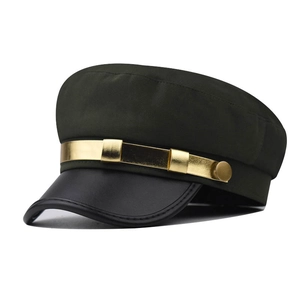 Détail d'une casquette de marin vert olive avec visière en cuir noir et chaîne dorée