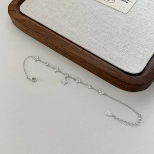 Detail of S925 sterling silver clover bracelet with lobster clasp and extension chain