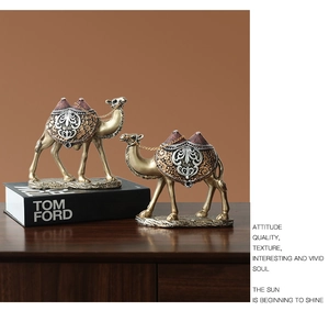 Detailansicht der Harz-Kamelfiguren mit verzierten Sätteln und Metallic-Oberfläche