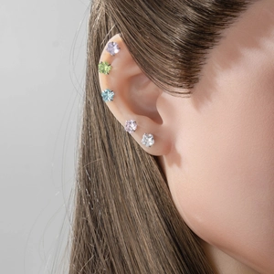 Lot de cinq clous d'oreilles fleurs colorés en violet, vert, bleu, rose et cristaux clairs