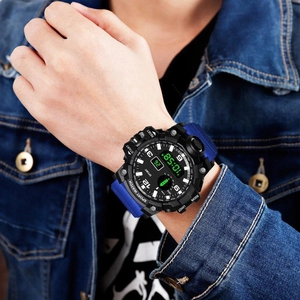 Gros plan d'une montre de sport à double affichage avec bracelet bleu et cadran numérique