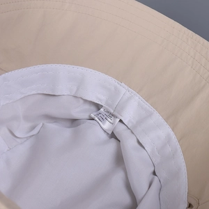Détail de la doublure intérieure et de l'étiquette de lavage du chapeau de soleil en nylon