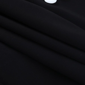 Vue macro d'un tissu noir en polyester avec texture détaillée et détails de plissage