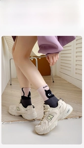 Nahaufnahme von süßem Katzenmuster auf dreifarbigen Baumwollsocken im Patchwork-Stil