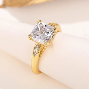 Detail eines quadratischen Edelsteins auf Goldring mit Vier-Krallen-Fassung und Mattoptik
