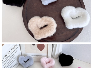 Détail de pinces à cheveux en peluche en forme de cœur pour les coiffures d'automne et d'hiver