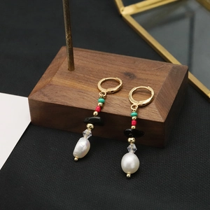 Vintage 18k gold plated baroque pearl and black agate drop earrings on wood stand