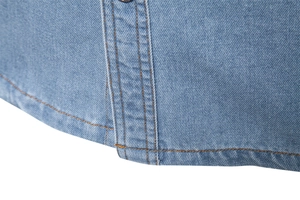 Vue détaillée de l'ourlet de chemise en jean montrant le sergé et la double couture