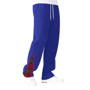 Détail du jogging bleu avec doublure à carreaux rouges au revers et boutons décoratifs