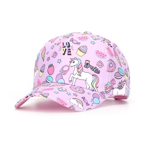 Détail d'une casquette rose pour enfants avec motifs licorne, cupcake et arc-en-ciel