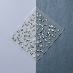 Detaillierter 5D Relief-Nagelaufkleber mit zarten weißen Gänseblümchen und Stielen