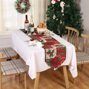 Chemin de table de Noël avec motifs poinsettia, houx et glands rouges décoratifs