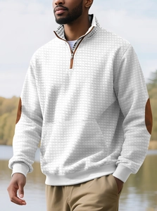 Detail eines weißen Waffel-Sweatshirts mit Viertelreißverschluss und braunen Ellbogenpatches
