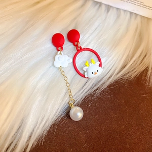 Détail de boucles d'oreilles dragon cœur rouge avec nuages cartoon et perles blanches