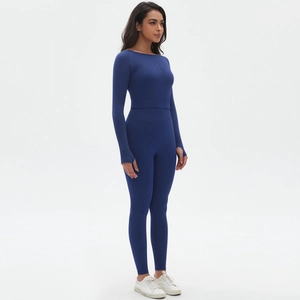 Détail d'un ensemble de yoga bleu foncé avec legging taille haute et haut à manches longues