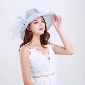 Détail d'un élégant chapeau de soleil en organza argenté avec grandes fleurs pour femmes