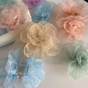 Pinces à cheveux fleurs en organza aux couleurs printanières rose, bleu et violet
